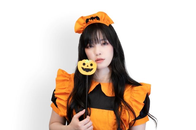 ハロウィンのメイド服を着る女性