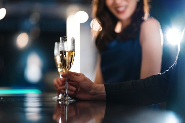 バーで会話する男女